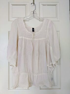 NWOT. Boho Embroidered Flowers And Lace-Trim Cream Peasant Top.